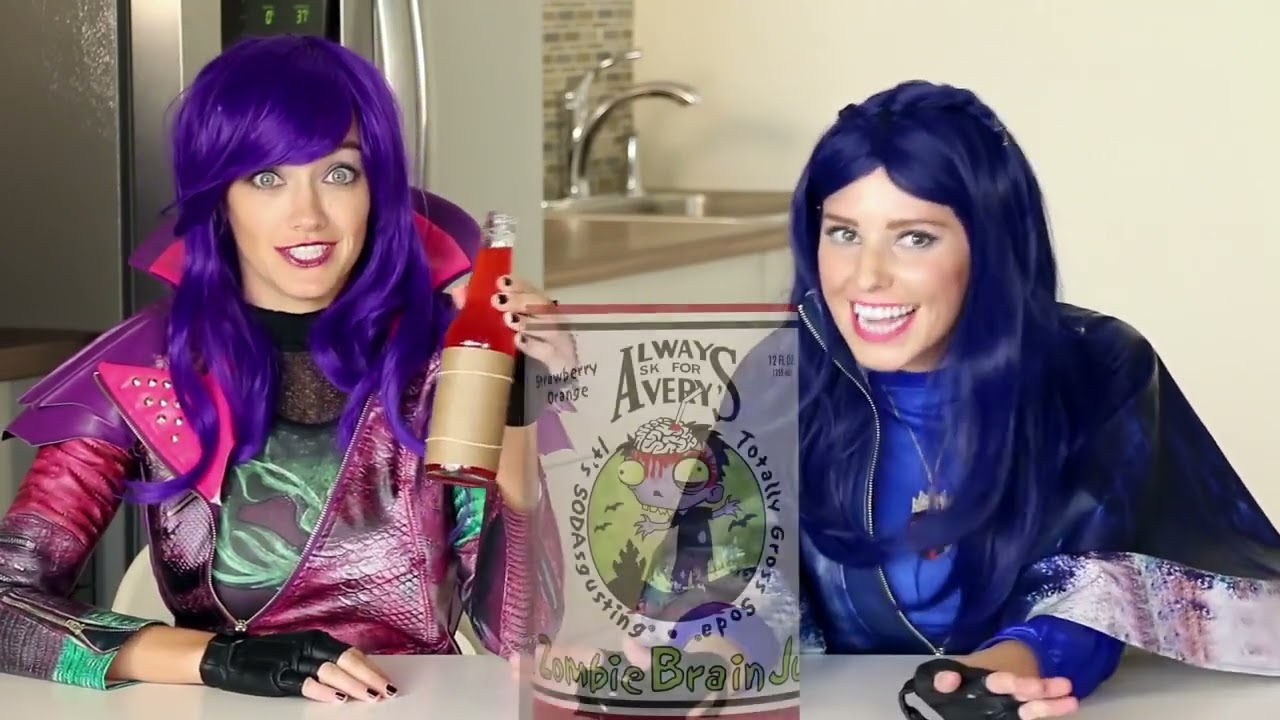 Mal & Evie Soda Challenge with Descendants What's in my Mouth Mal & Evie Makeup. DisneyToysFan.