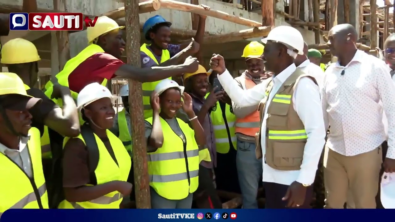 Stunning scenes as Ruto interacts with constructions workers in Kisumu