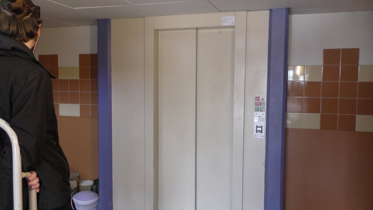 Hudiksvall, SWE: 1990 DEVE Hydraulic Elevator at Sofiedalsvägen 1