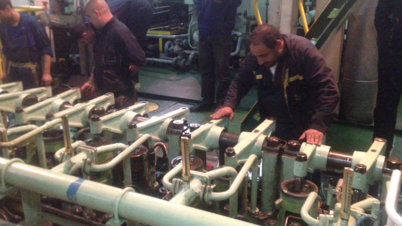 Fonctionnement  de moteur d un navire.