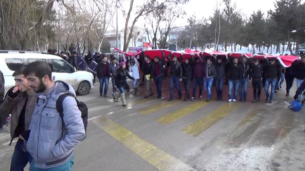 ERZURUM ATATÜRK ÜNİVERSİTESİ YERLEŞKESİNDE BİRLİK VE BERABERLİK İÇERİSİNDE BAYRAK YÜRÜYÜŞÜ YAPILDI.