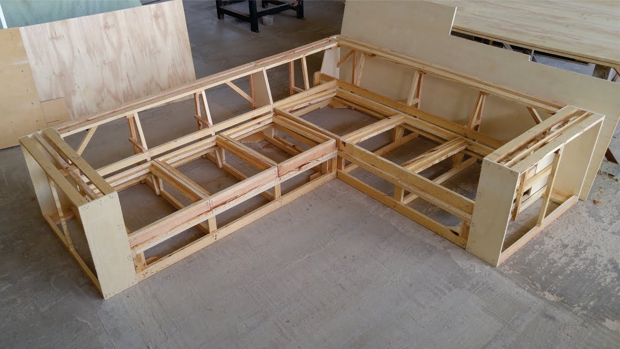 Sofá de canto (fazendo a estrutura)/ Corner sofa.