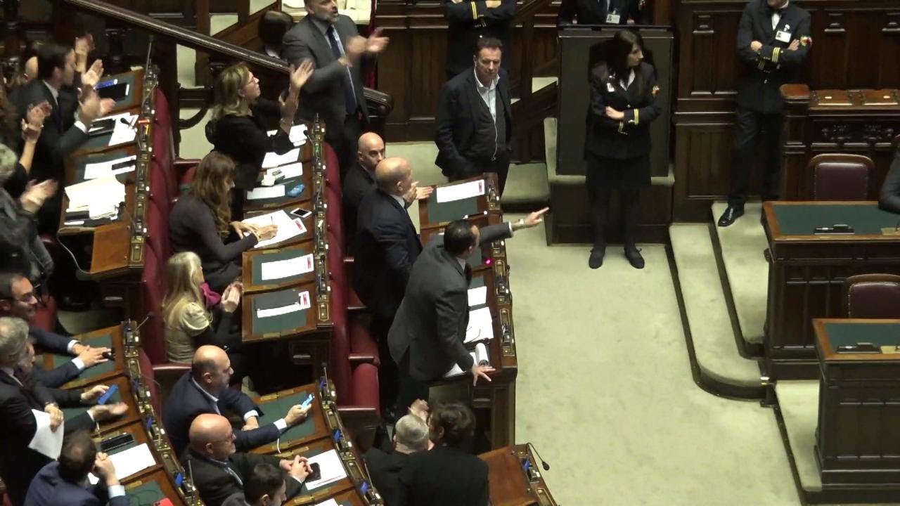 Mes, Conte alla Camera tra bagarre e insulti. Meloni: 