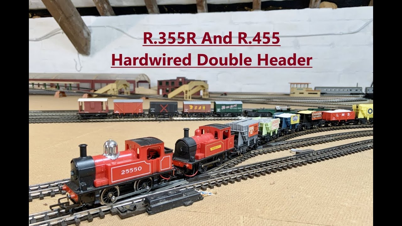 Сегодня несколько танков Tri-ang и Hornby 0-4-0 Industrial Tank медленно движутся в двух направле...