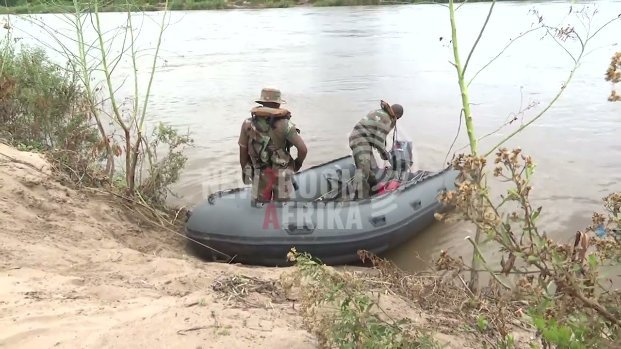 Migrants wait for SANDF to disappear before crossing into SA