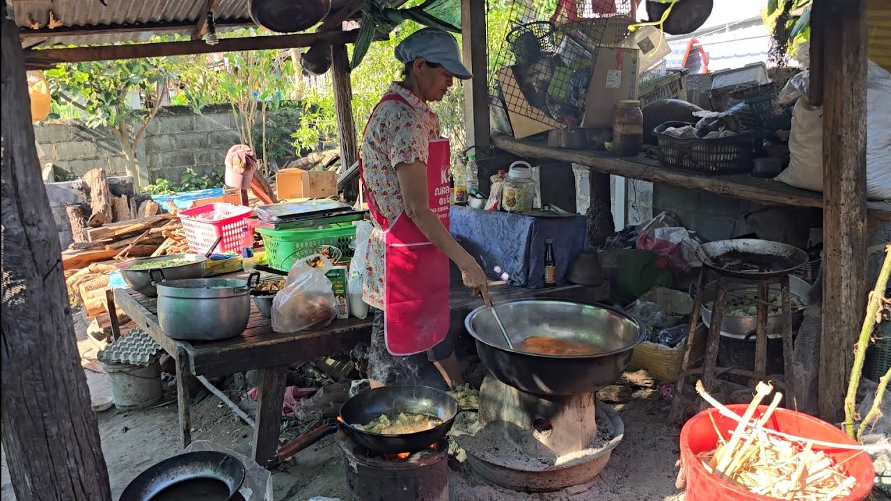 เกาะติดครัวแม่ธร ก่อนยกไปตลาดคลองถม กินข้าวแซ่บๆ.