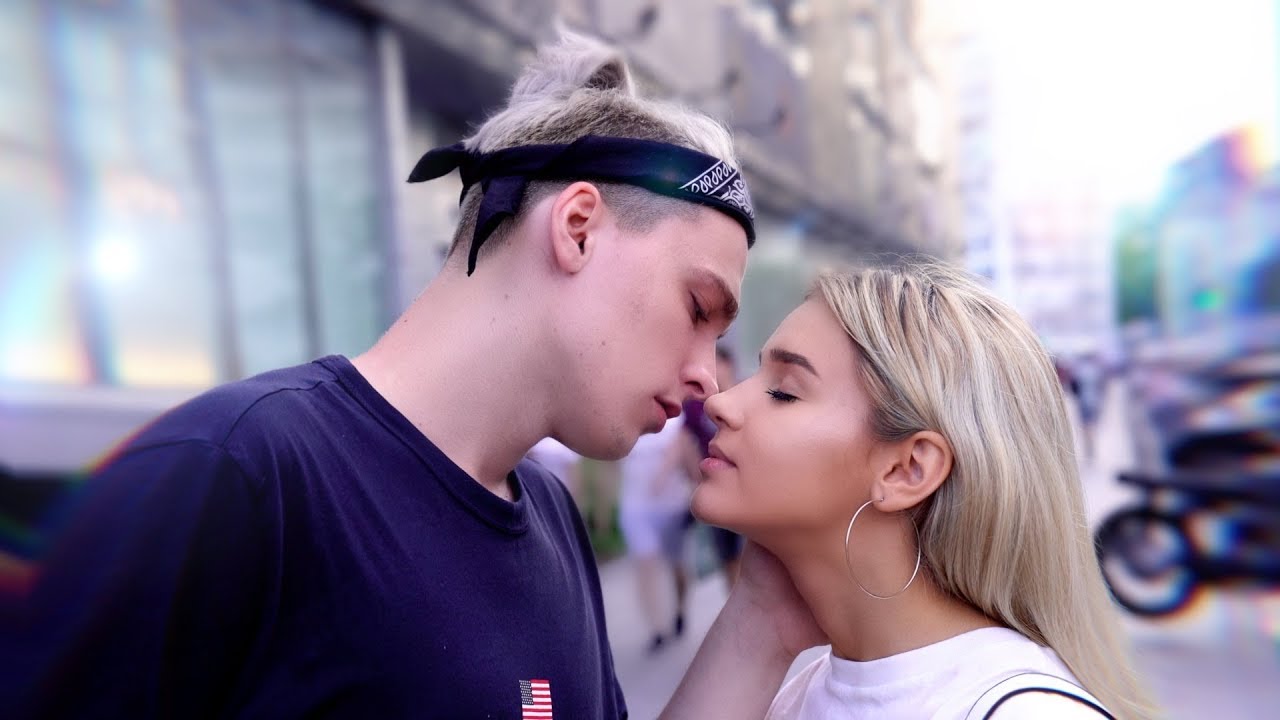 Я встречаюсь с Евой Миллер ...