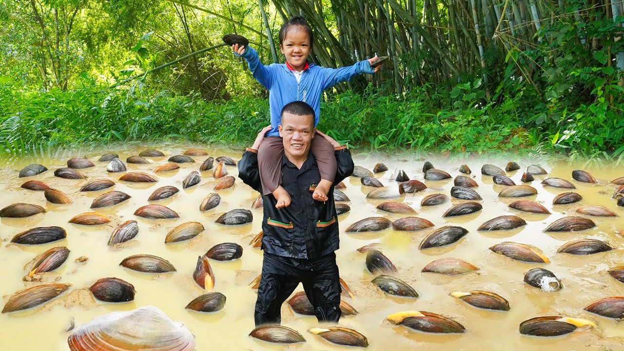 Dwarf Family Harvesting A Lot Of Mussels Underneath The Water To Bring Home Cooking | Free Bushcraft