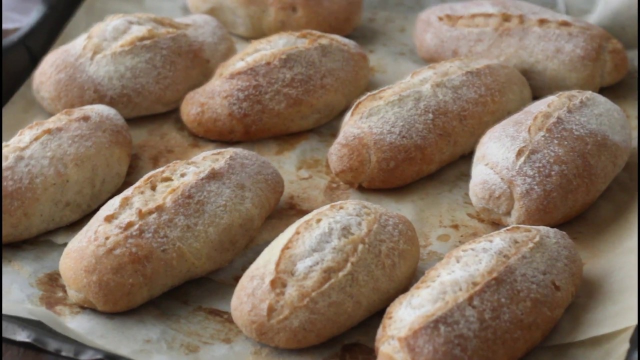 Facciamo scorta di Panini lunghi fragranti fuori e morbidi dentro. Ricetta senza glutine