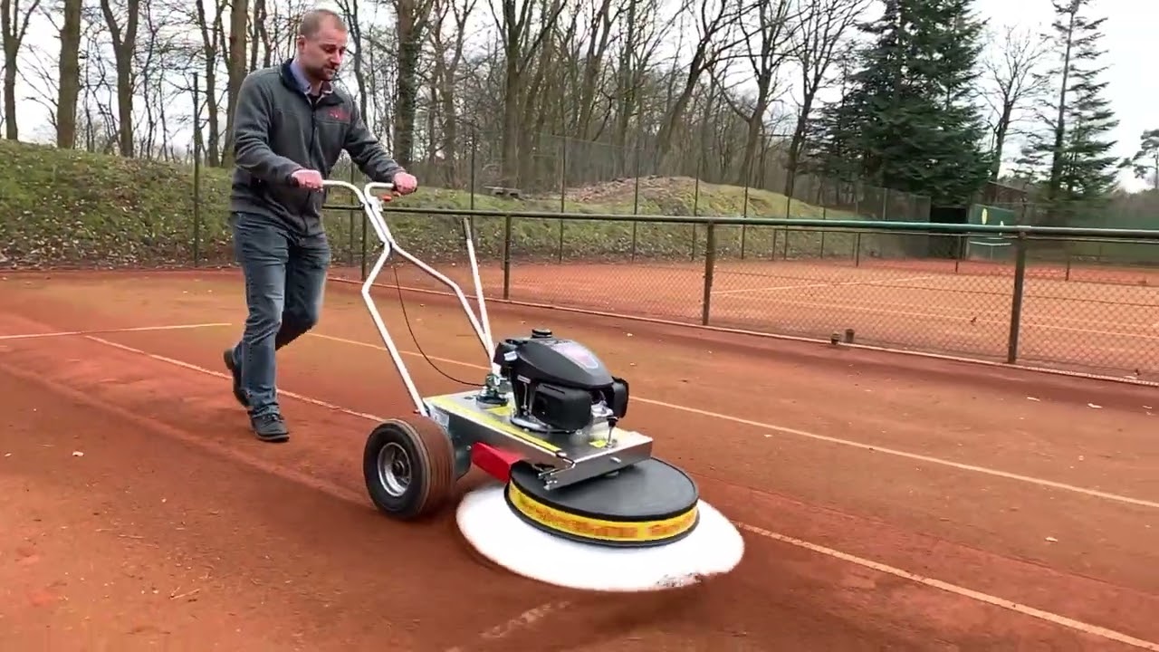 So machst Du den Tennisplatz schnell und ohne Kraftaufwand Saisonfit