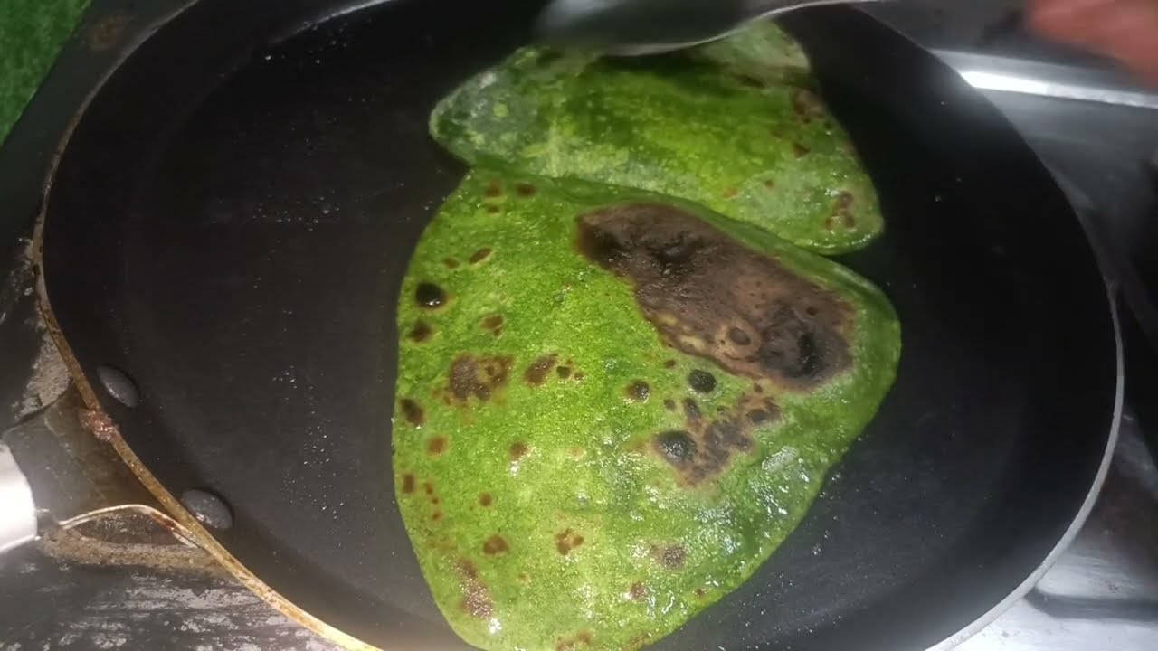 देशी बथुआ का तिरभुज बनाने का नया तरीका 😝 एक दिन में चार बार खाओगे एकिन नहीं तो एक बार ट्राई करें #re