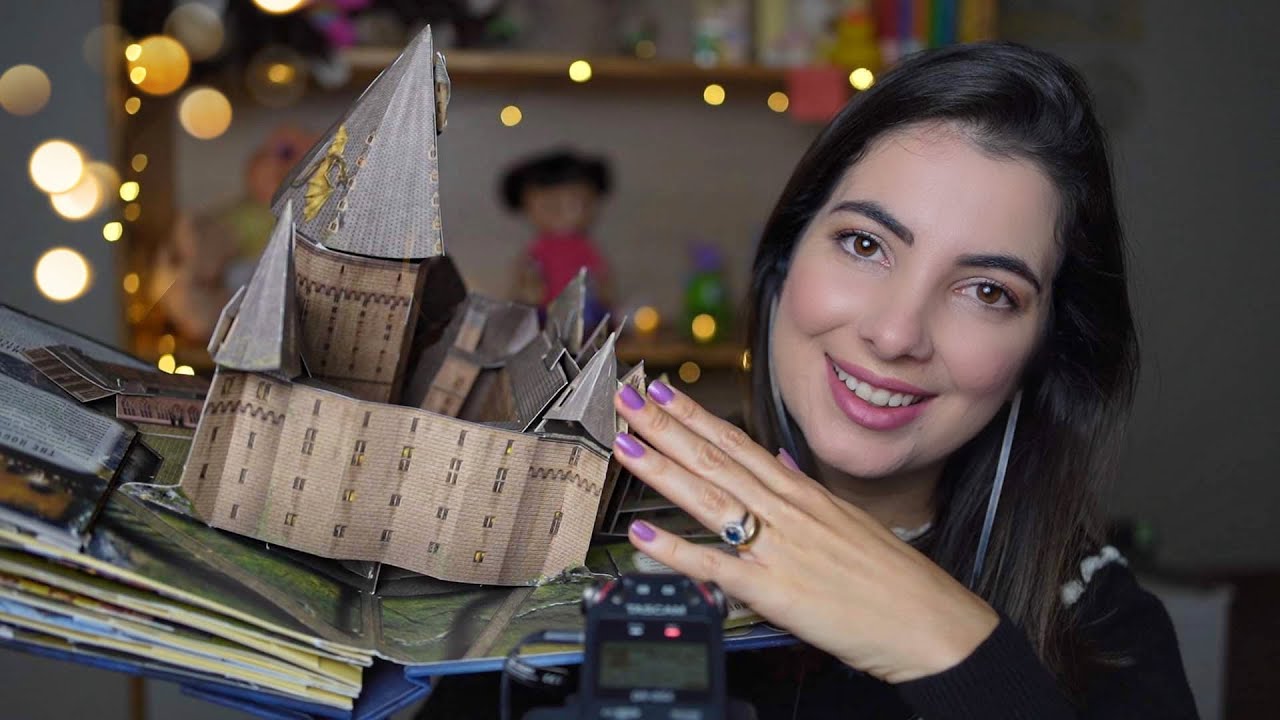 ASMR: OLHEM ESSE LIVRO DE HOGWARTS! • Sweet Carol