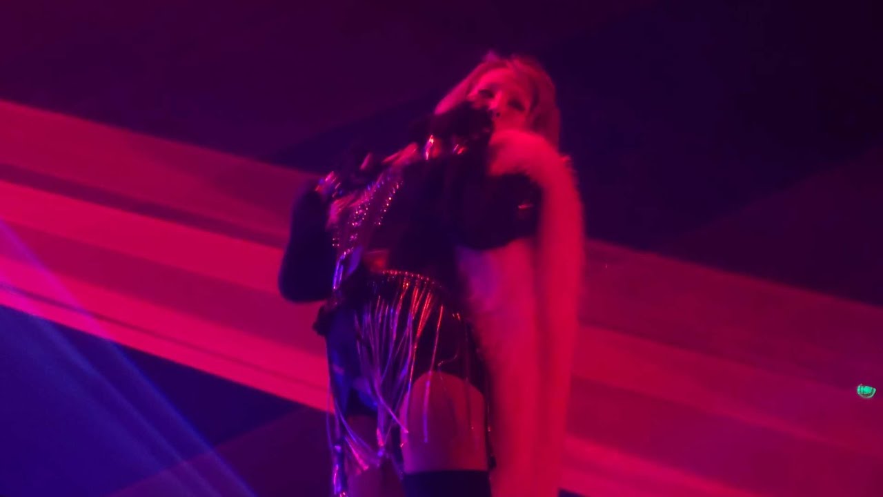 2NE1 CL - 나쁜기집애 (The baddest female)