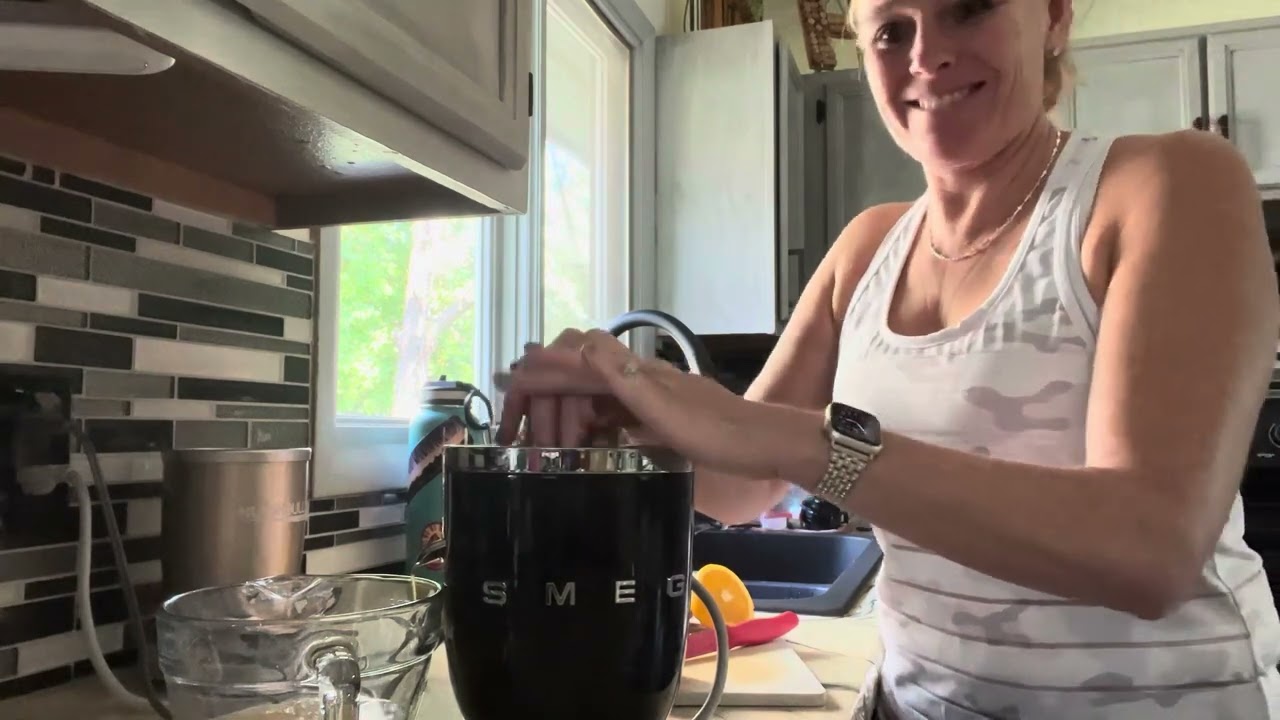 How to make fresh Orange Juice using the Smeg juicer