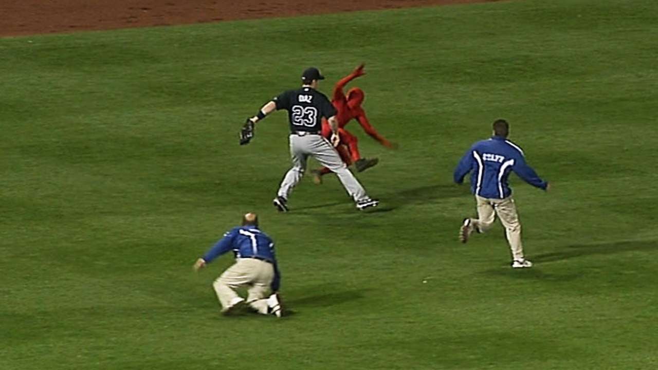 Diaz helps security apprehend fan on field