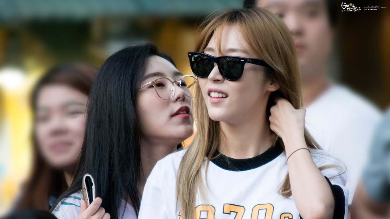 MAMAMOO visit VROMANCE (마마무 깜짝등장) @弘大街頭