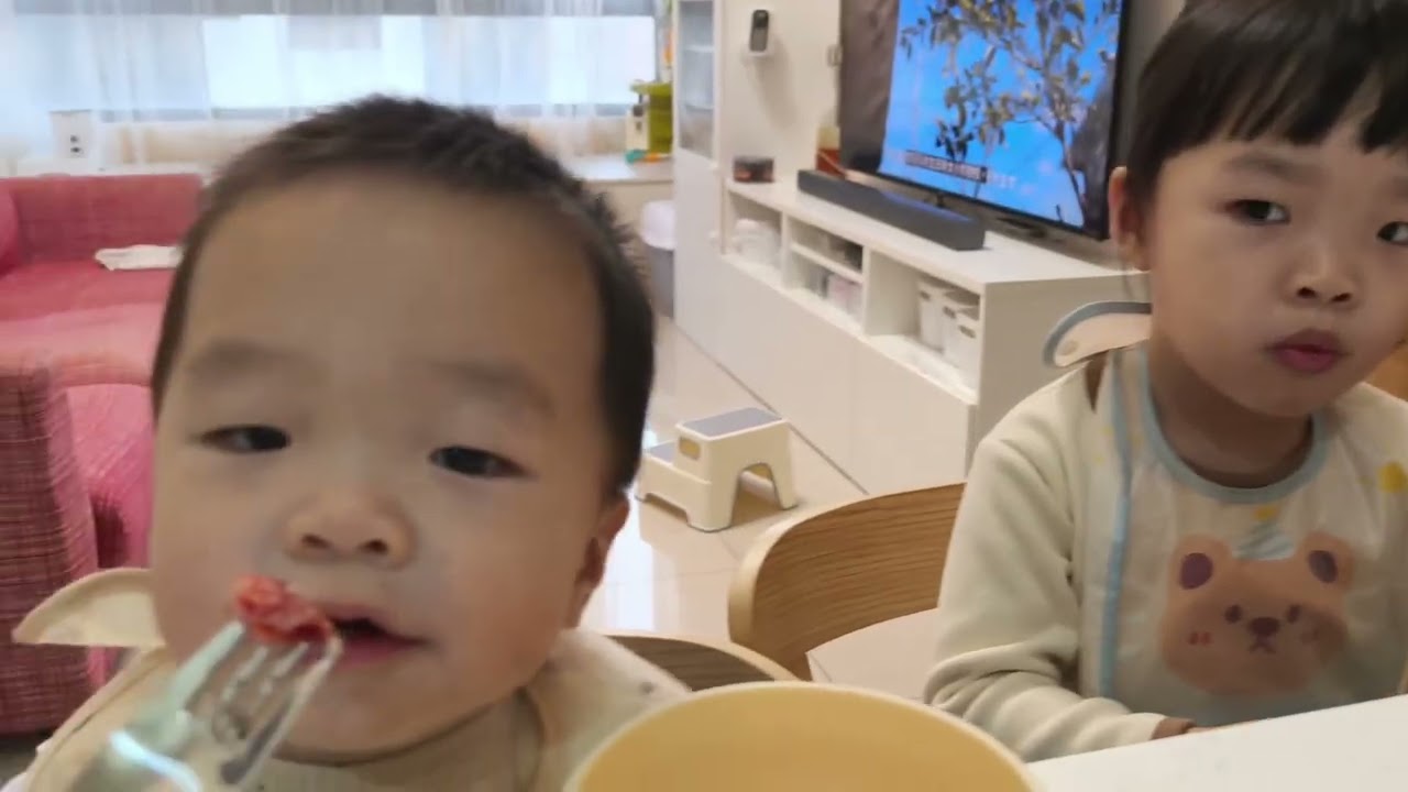 自己做草莓糖葫蘆，第一次就上手！/隱身市場的平民美食「鴨肉麵」超好吃/熏儀做了「發糕」回家
