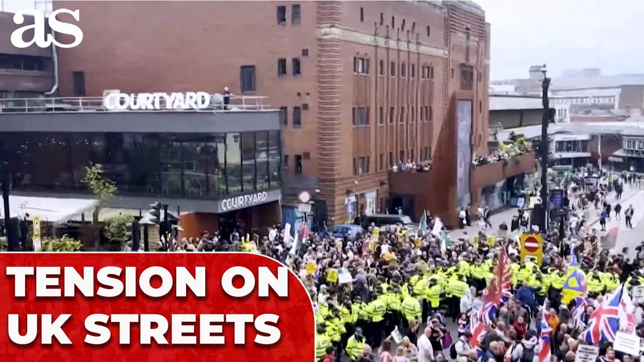 UK ERUPTS: ANTI-MIGRANT protesters CLASH with counter-demonstrators
