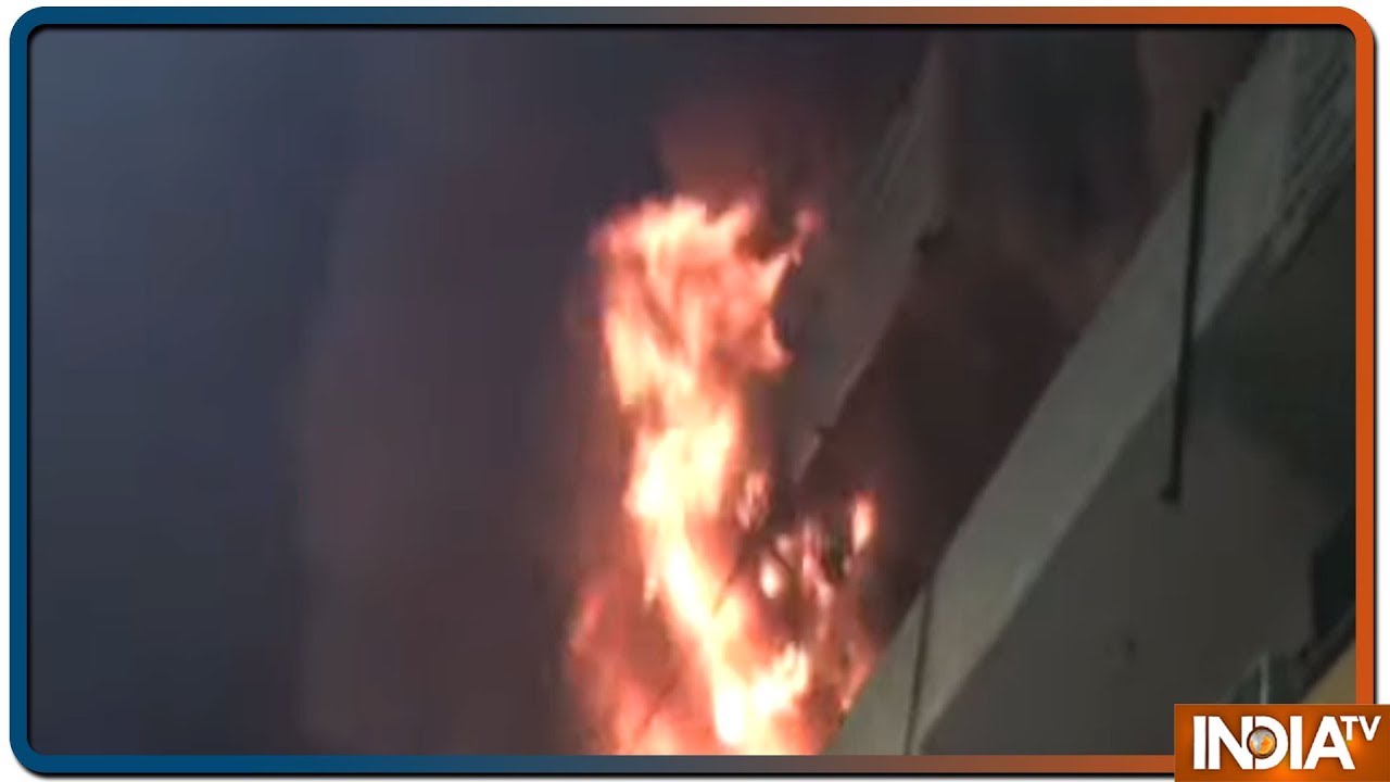 Fire engulfs commercial building in Noida