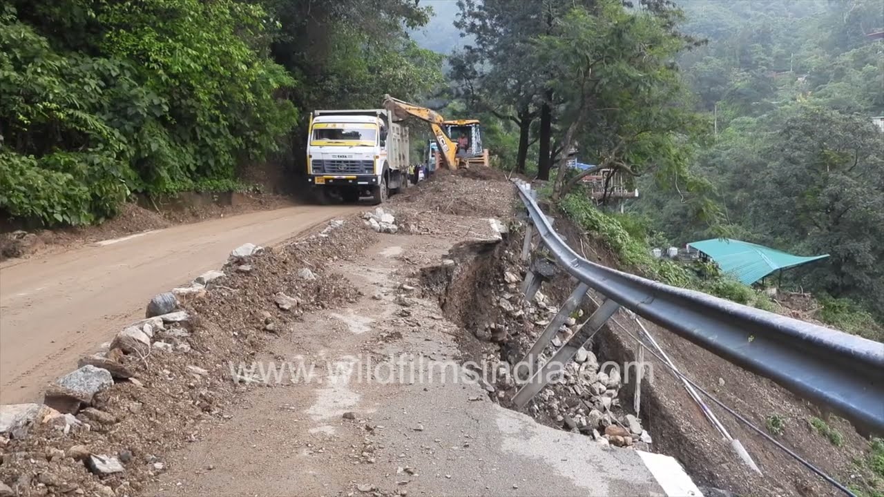 Road clearance after landslide on Dehradun&ndash;Mussoorie road
