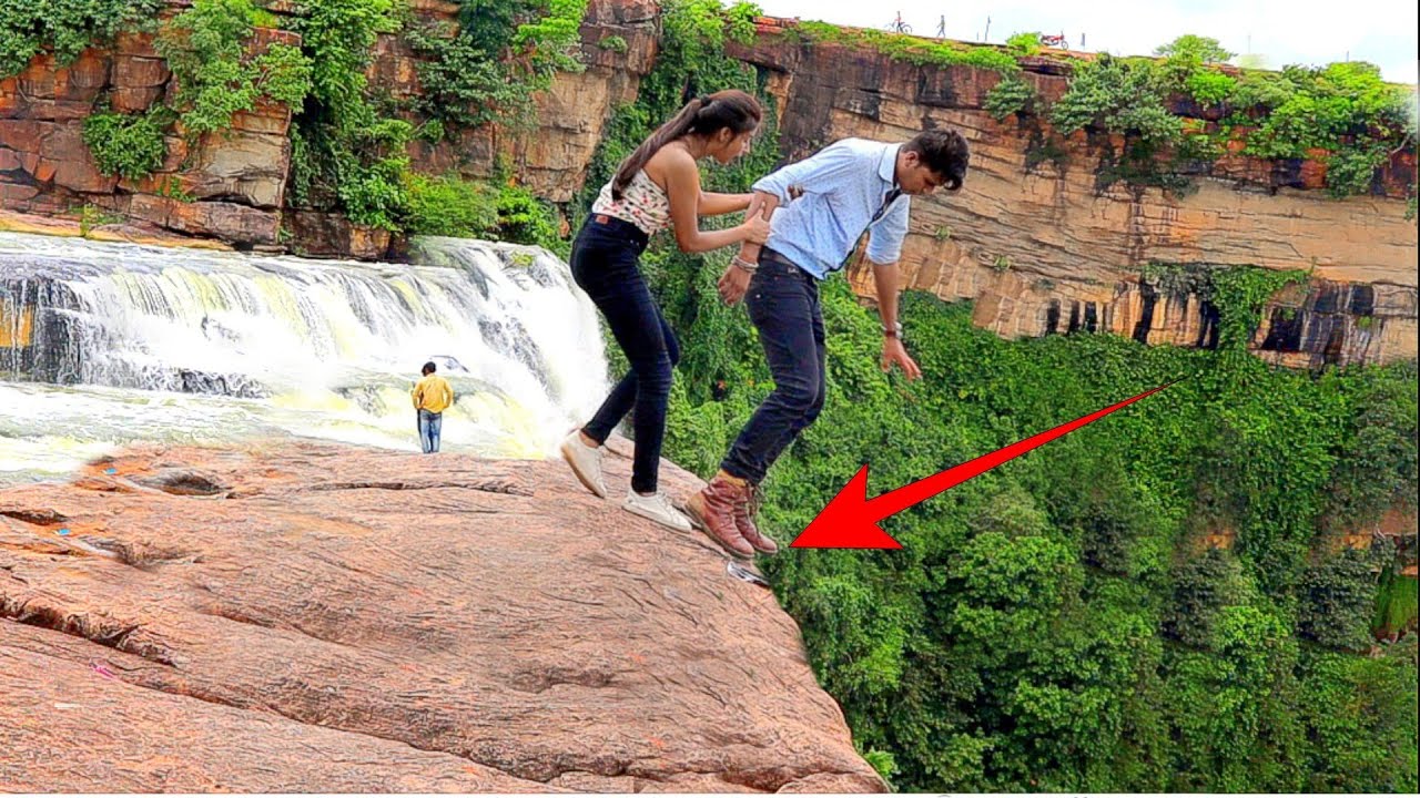 Jumping from the Hill for the  Random Girl //By Sumit Cool dubey #Prank #Prayagraj #UttarPradesh