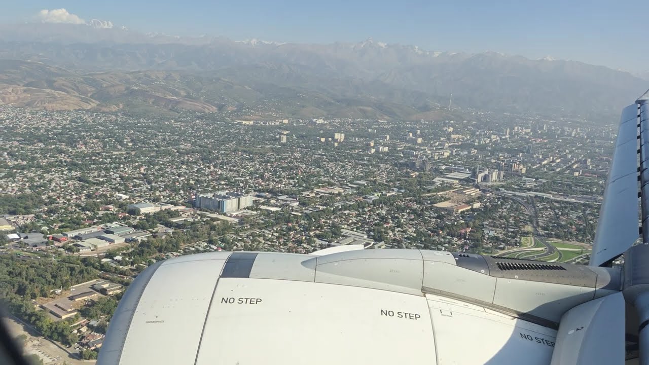 Посадка в Алматы. Заход над городом с видом на горы. Airbus A320neo Air Astana. Разрешение 4K.