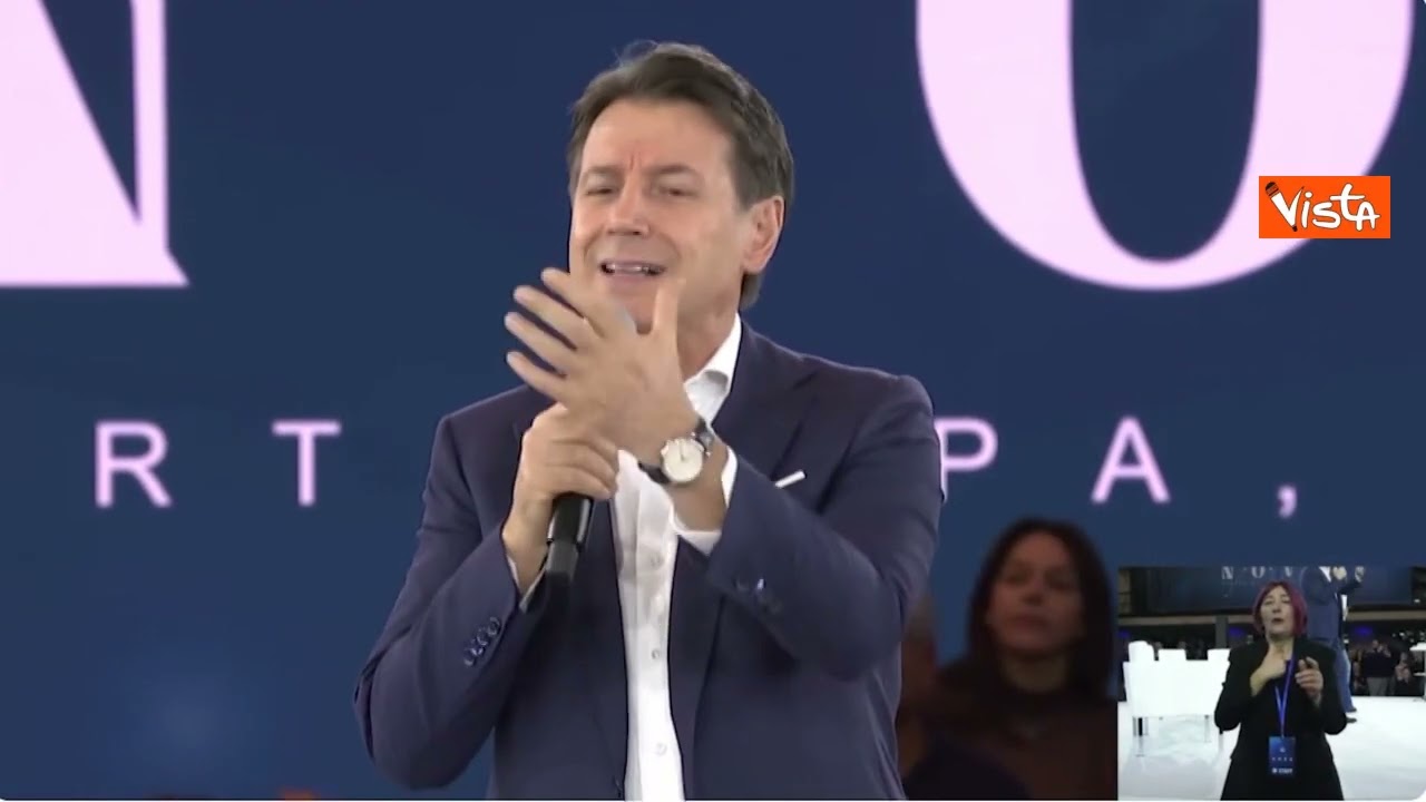 I fan di Grillo contestano Conte alla Costituente M5S, il pubblico risponde con applausi