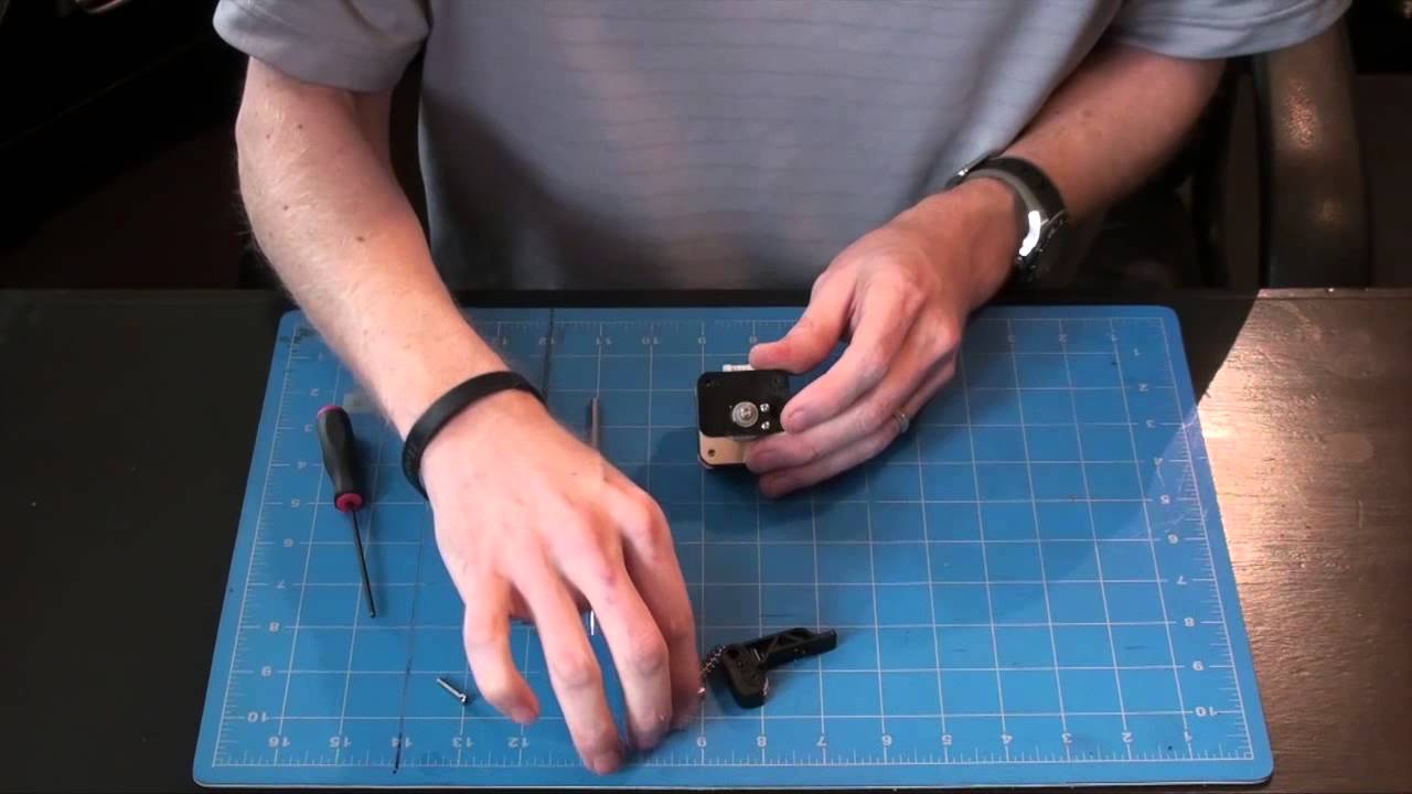 Очистка приводной шестерни экструдера на 3D-принтере FlashForge Creator Pro