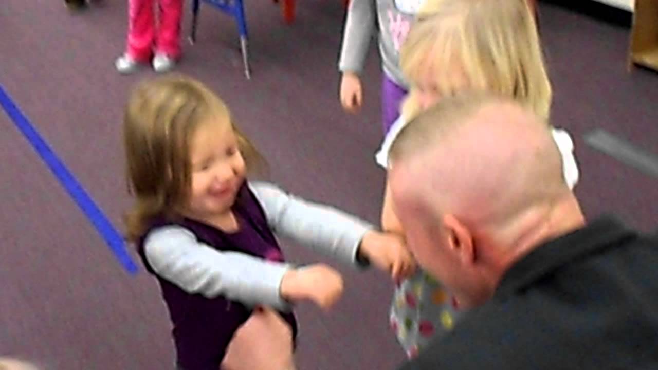 Soldier Dad surprises kids after not seeing them for 6 months