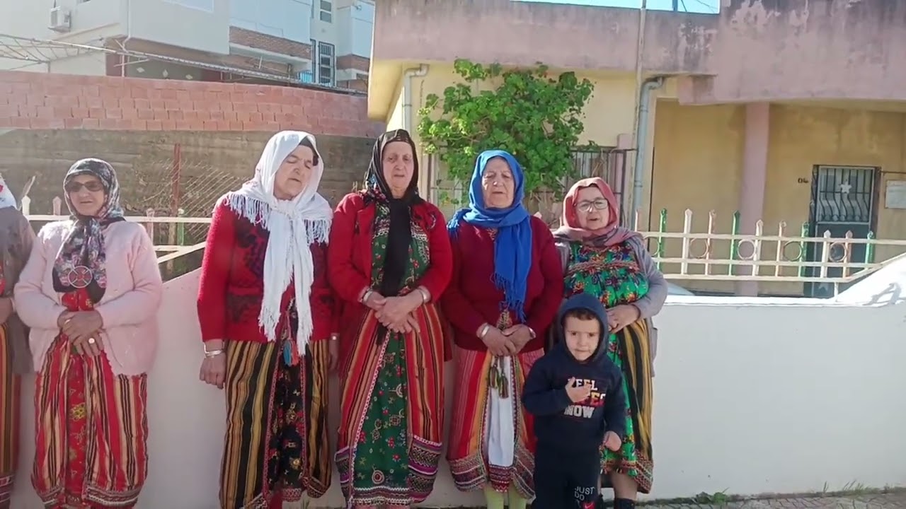 Tighilt Bouksas rend hommage aux martyrs avec un chant traditionnel 🇩🇿🎤