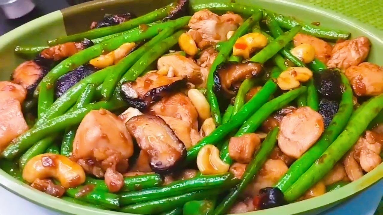 HEALTHY & EASY, GREEN BEANS WITH CHICKEN, CASHEWS AND MUSHROOMS.BUDGET FRIENDLY TOO.