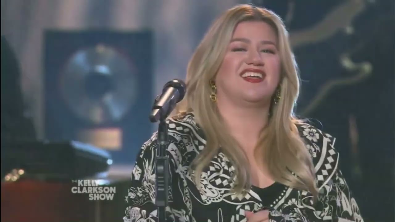 Kelly Clarkson Sings 