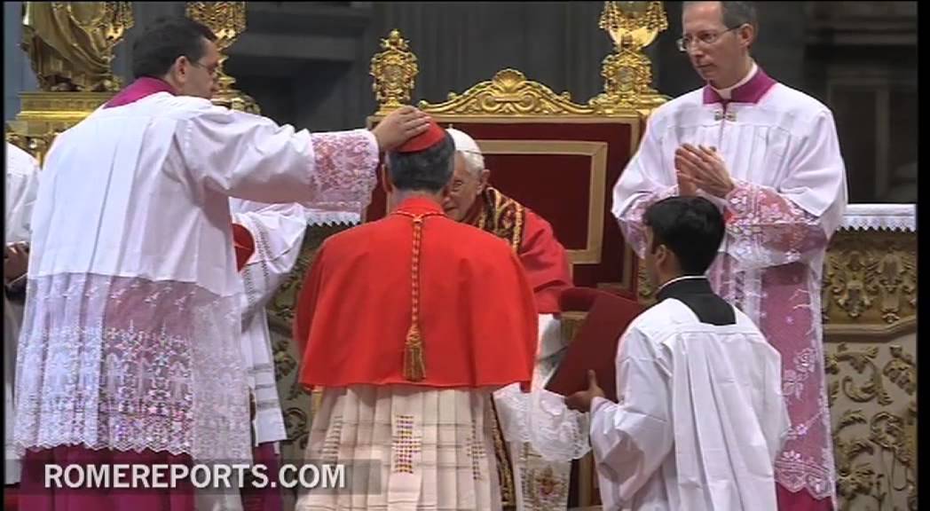 Benedicto XVI entrega anillo y birrete a los seis nuevos cardenales