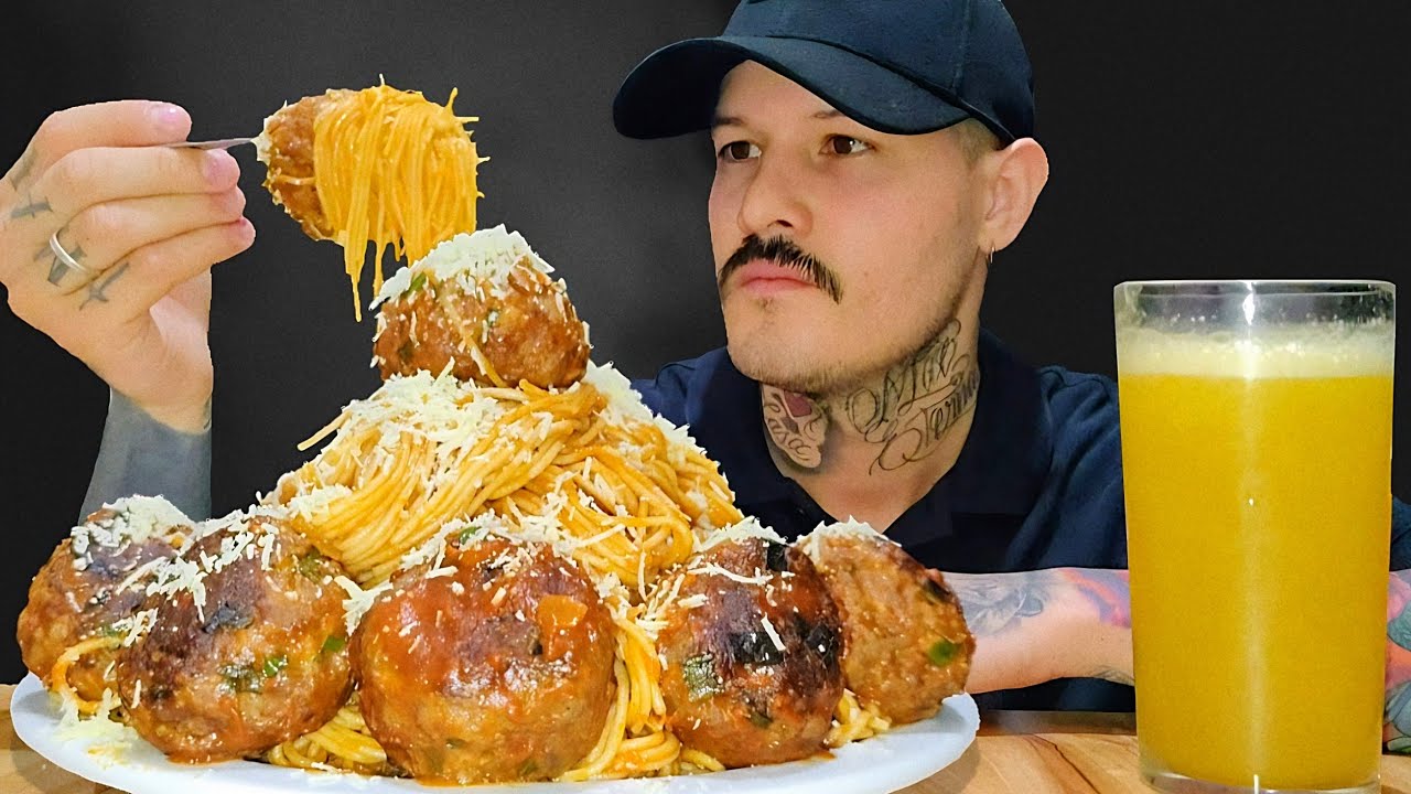 #217 ASMR COMENDO MACARRÃO COM ALMÔNDEGAS (MUKBANG VLOG) Mateus ASMR.
