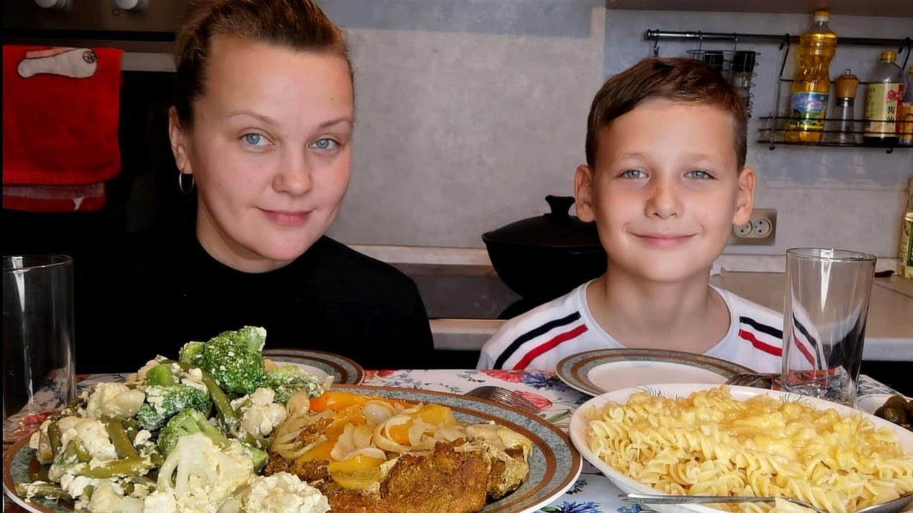 Мукбанг Теперь у нас Дуэт ✌️🤪Мясо в духовке, Макароны, Брокколи с яйцом🥦