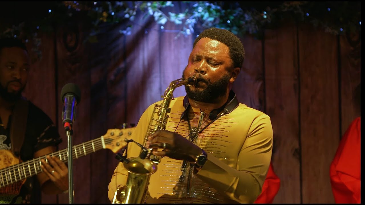 Mike Aremu LIVE – KERESIMESI (Yoruba Christmas Carol) | Sax in the Manger UK