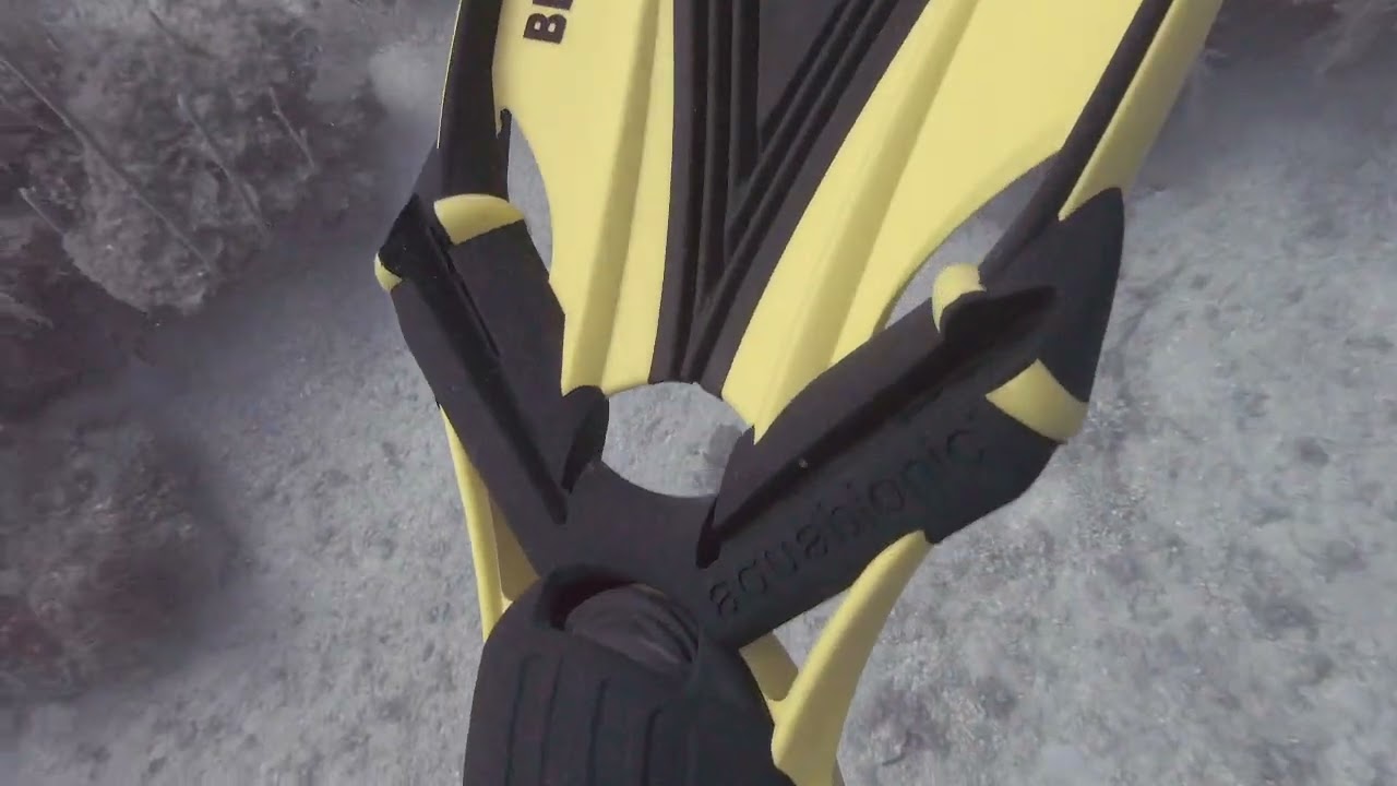 Broken Beuchat AQUABIONIC Evo Fins