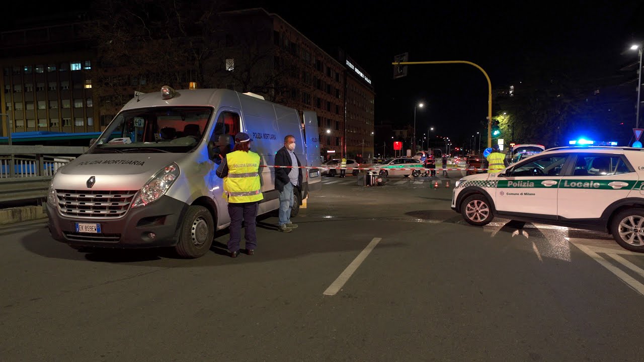 Milano, incidente tra pullman e moto in viale Rubicone: muore motociclista di 41 anni