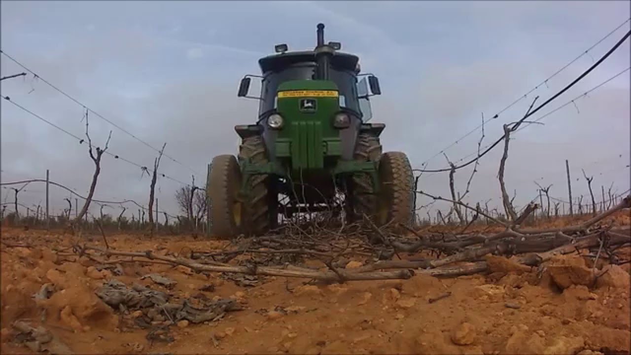 JOHN DEERE 2140 RECOGIENDO LOS SARMIENTOS Y PASANDO EL CULTIVADOR