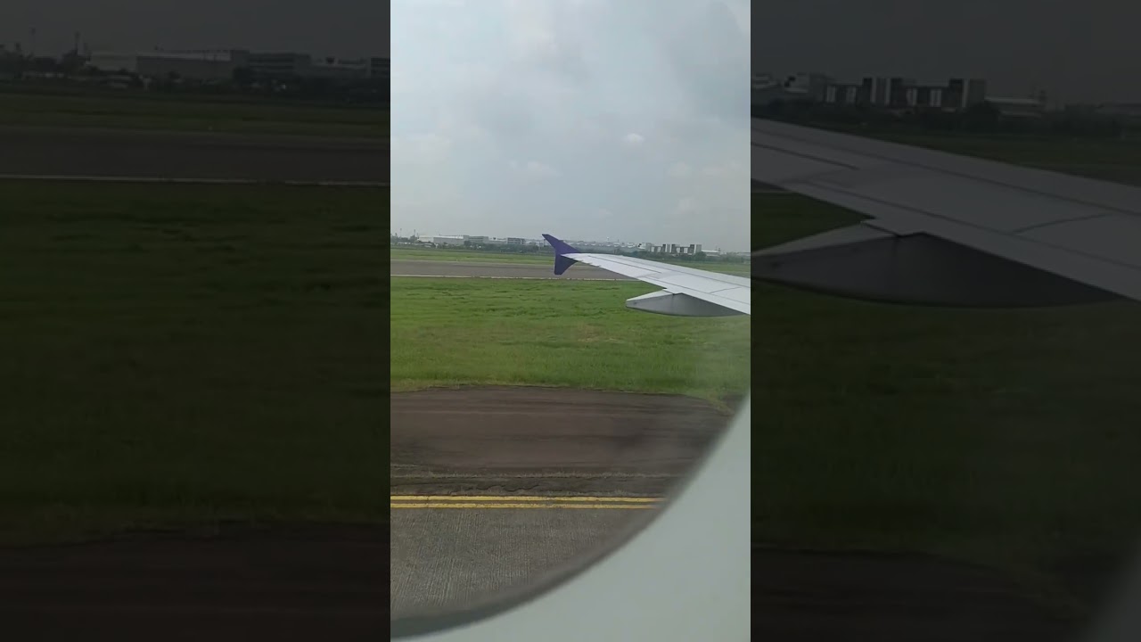 Pesawat Airbus a320 Batik Air mendarat di Bandar Udara Internasional soekarno-hatta Jakarta