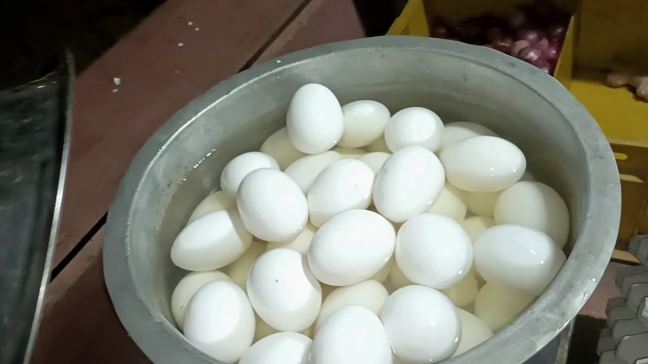 Hardworking Little Boy Selling Egg, Boiled Egg, Egg Fry and Omelette | छोटा लड़का अंडा बचे रहा है 