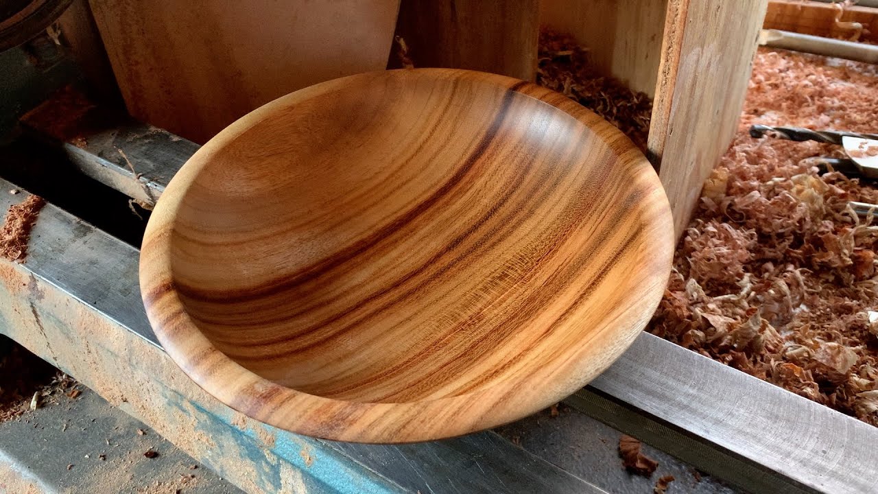 Richard Raffan turns some tricky camphor laurel.