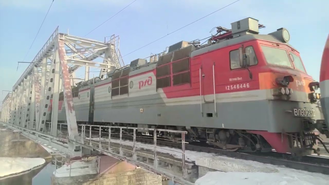 Сплотка электровозов ВЛ80С-2488+2ЭС5К-477+ВЛ80С-2322+ВЛ80С-2204+тягово-энергетическая лаборатория 