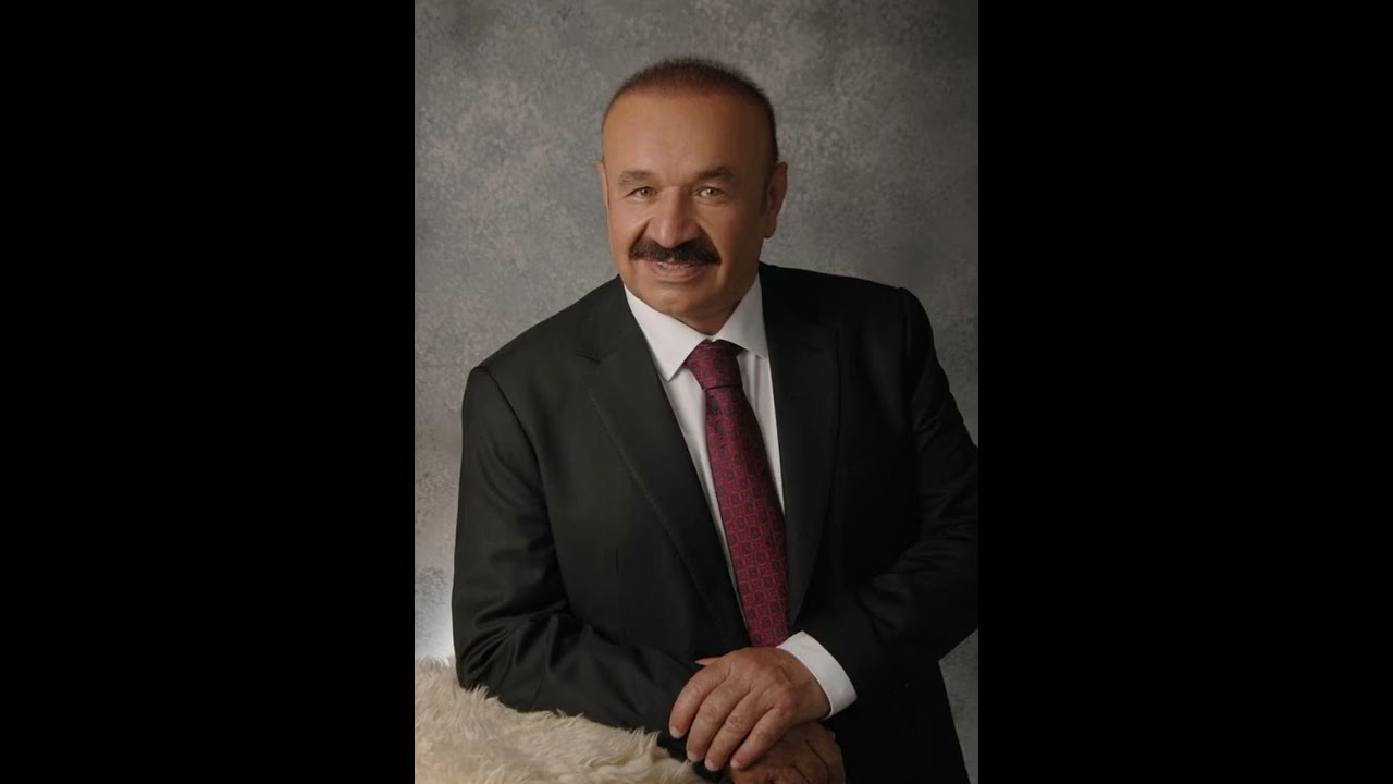 Kadir Açıl Pencereden El Eder