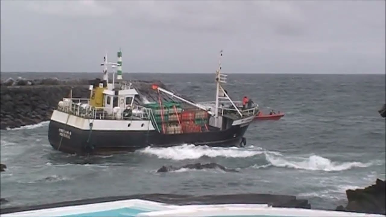 BARCO DE CARGA ENCALHA NA MADALENA DO PICO NOS ACORES PORTUGAL