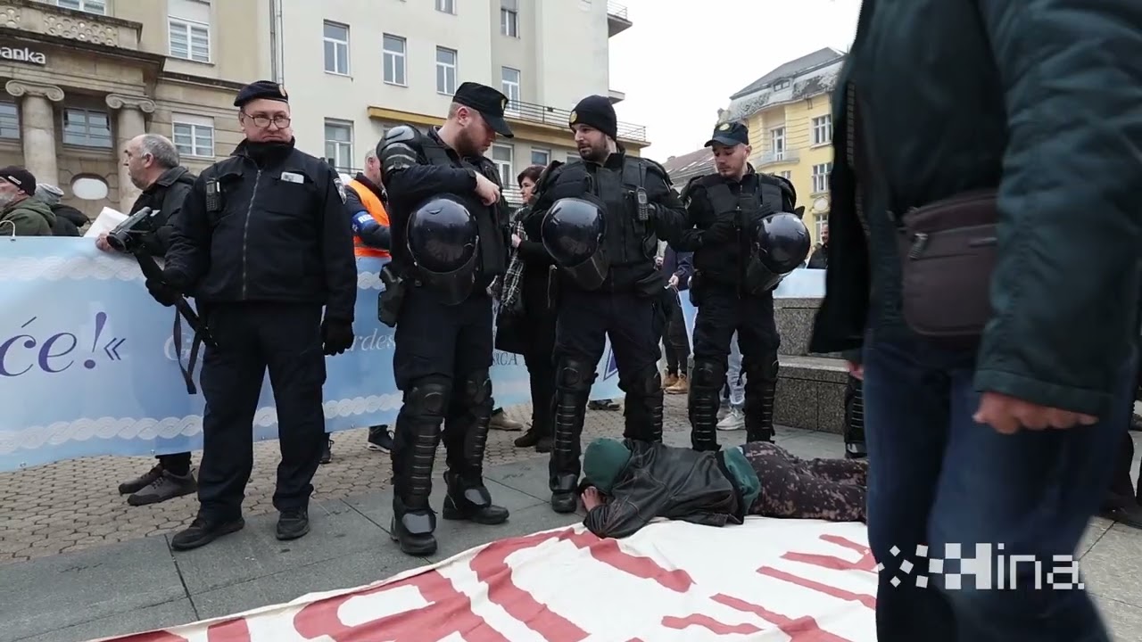 Molitelji na Trgu Bana Jelačića