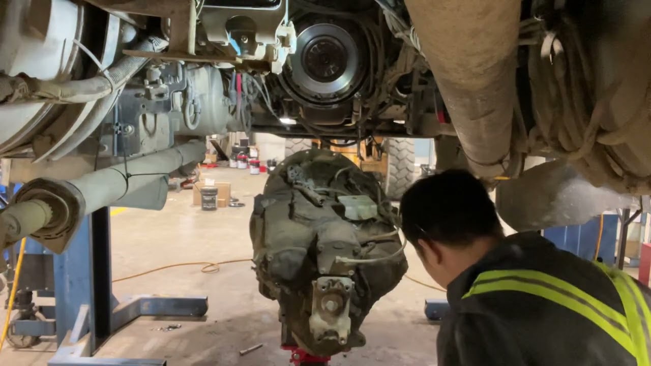 Pull out Mack maxitorque transmission #mechanic #canada