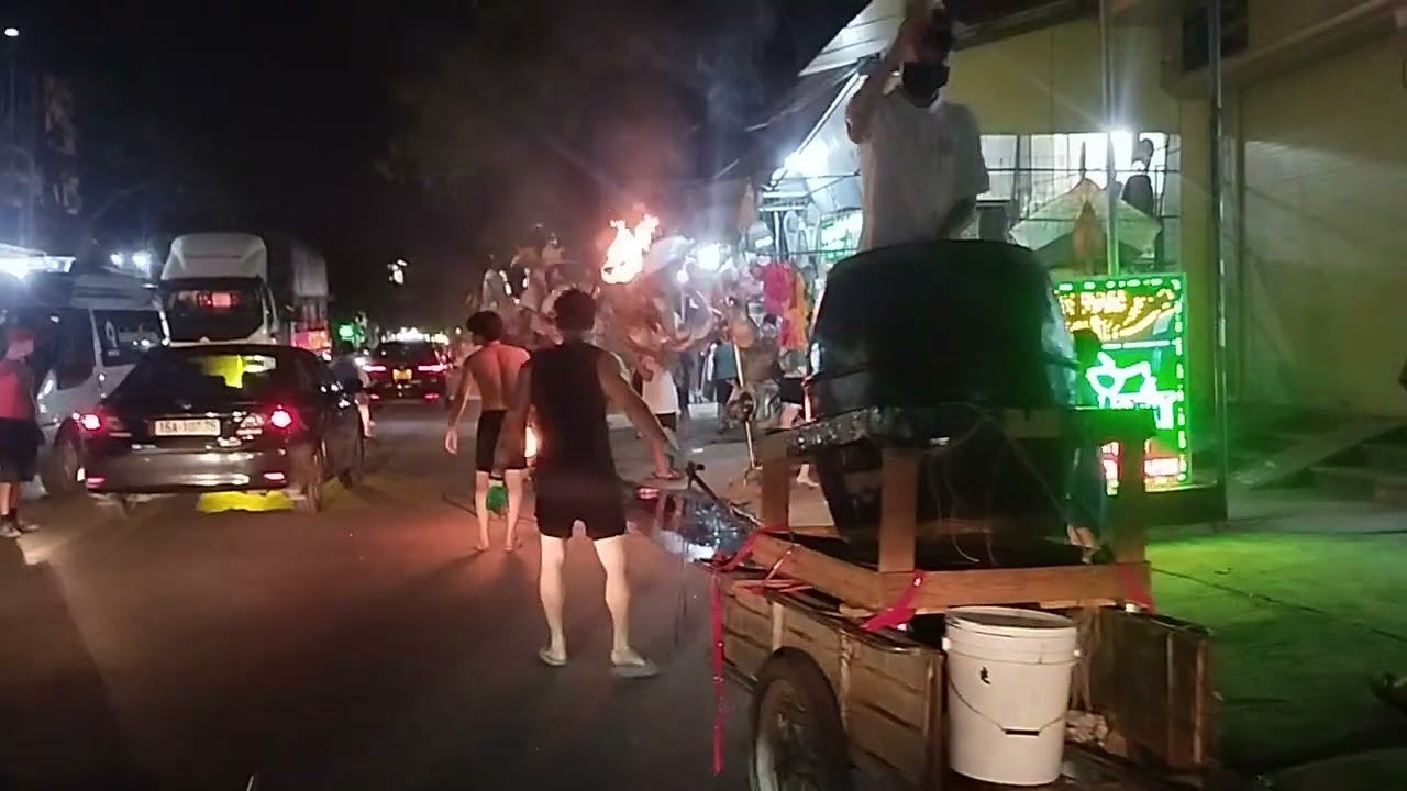 chị em gấu bông đi chơi Tết trung thu đội sư tử minh kha phố
