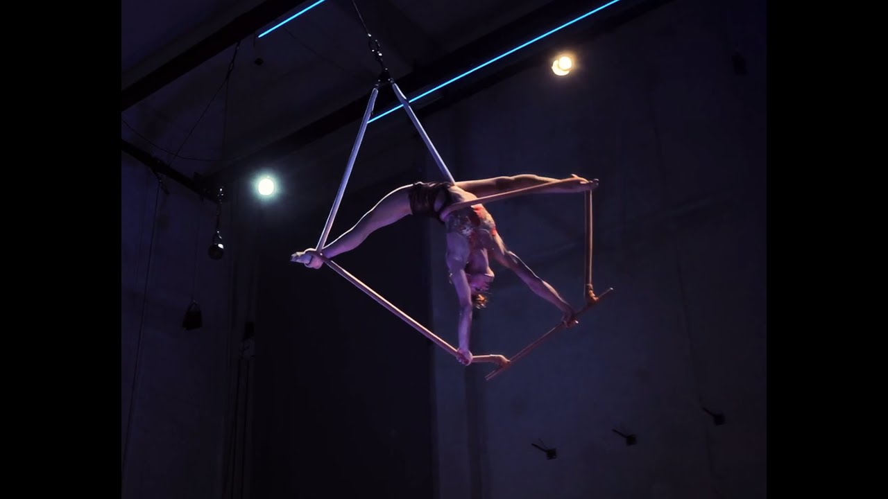 Dance Trapeze - Livia Etelka