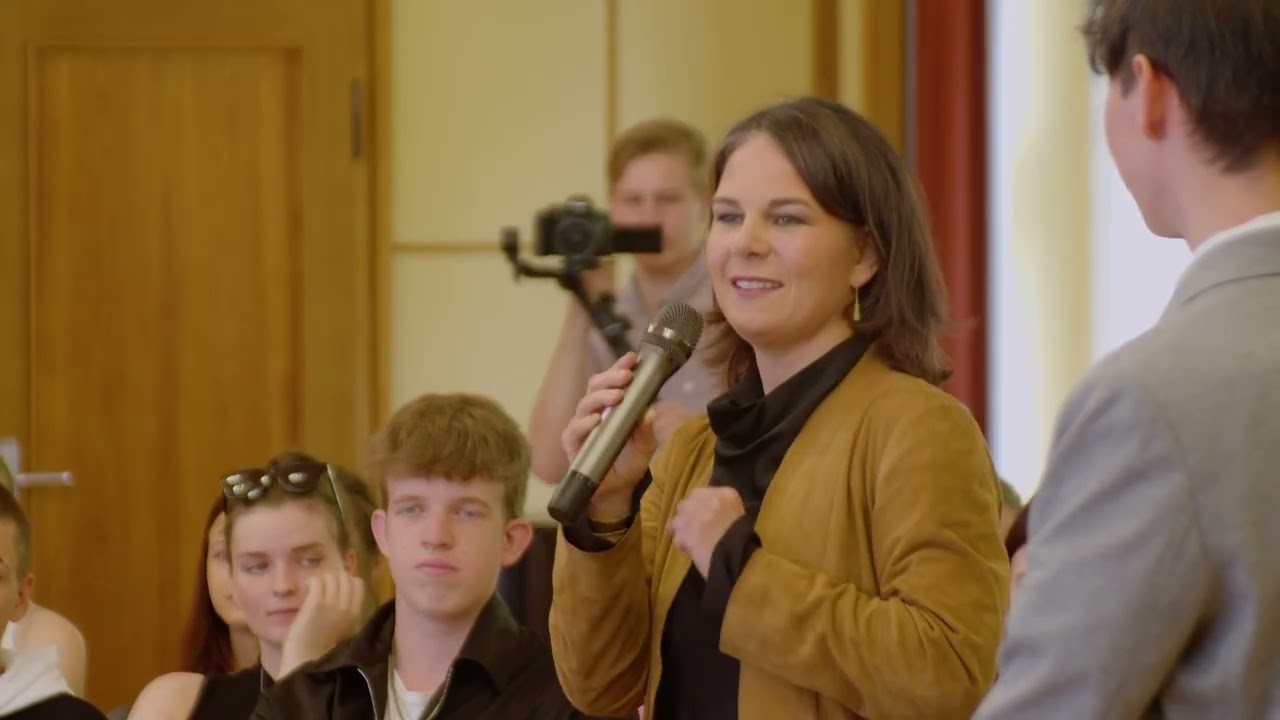Annalena Baerbock in Eisenhuettenstadt Gesamtschule 3 im Blick